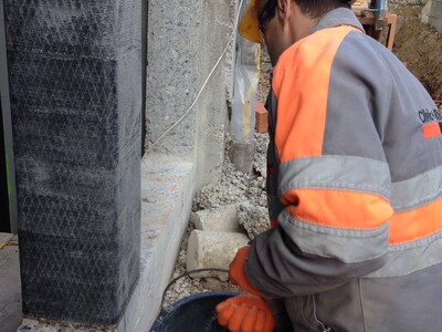 Recouvrement des colonnes avec du sable de quartz comme couche d'accrochage