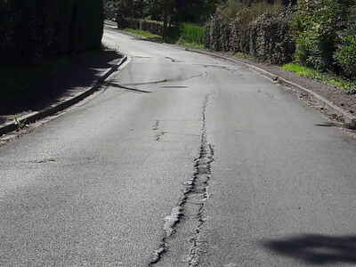 Figure 1: Etat de surface de la chaussée avant réfection, année 2019 : Faïençage, fissures longitudinales, tassement différentiel