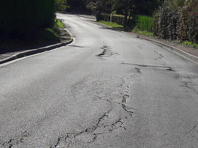 Figure 1: Etat de surface de la chaussée avant réfection, année 2019 : Faïençage, fissures longitudinales, tassement différentiel