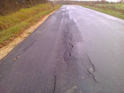 Figure 1: Etat de surface de la chaussée avant réfection, année 2019: Fissures longitudinales, tassement différentiel