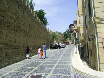 Une route en pavés avant l'installation de la superstructure en asphalte. Image: Wikipedia