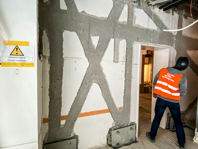 Un spécialiste S&P vérifie la qualité et l’exécution des travaux.