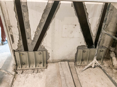 Vue des cornières métalliques fabriquées sur mesure par S&P.