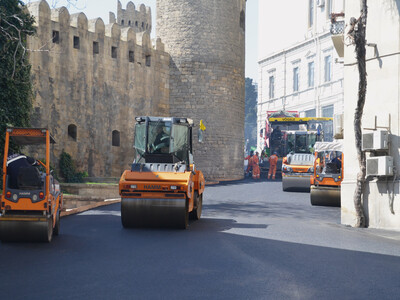 Une section de la piste pendant l'installation de l'asphalte. Image : HAMM AG