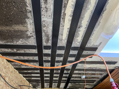 Verstärkung der Betonplatte durch gekreuzte Klebebewehrungen.