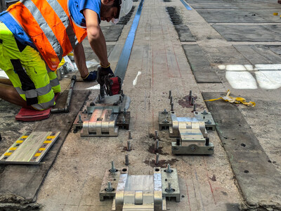 Die Spezialisten von S&P bauten die vorgespannten Lamellen ein.